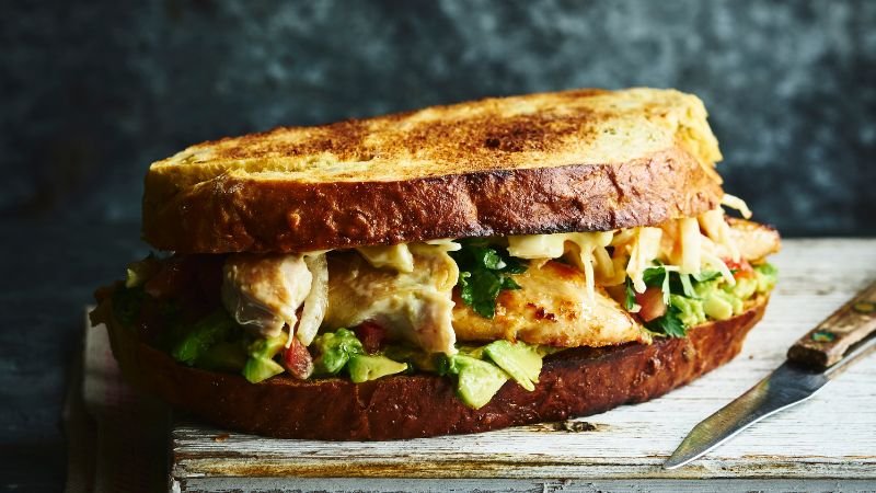 Pão Integral com Frango e Abacate delicioso