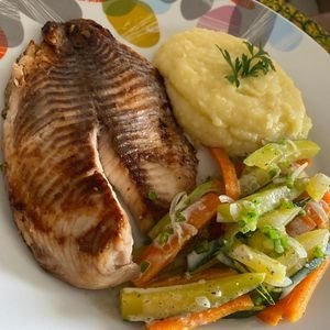 Filé de peixe Purê de Batata e legumes