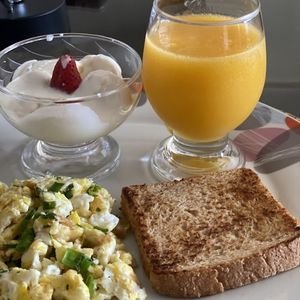 Ovos mexidos pão integral iogurte e suco natural de manga