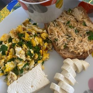 Pão de forma integral frango desfiado ovos mexidos queijo banana