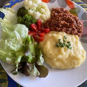 Purê de batata carne moída e salada